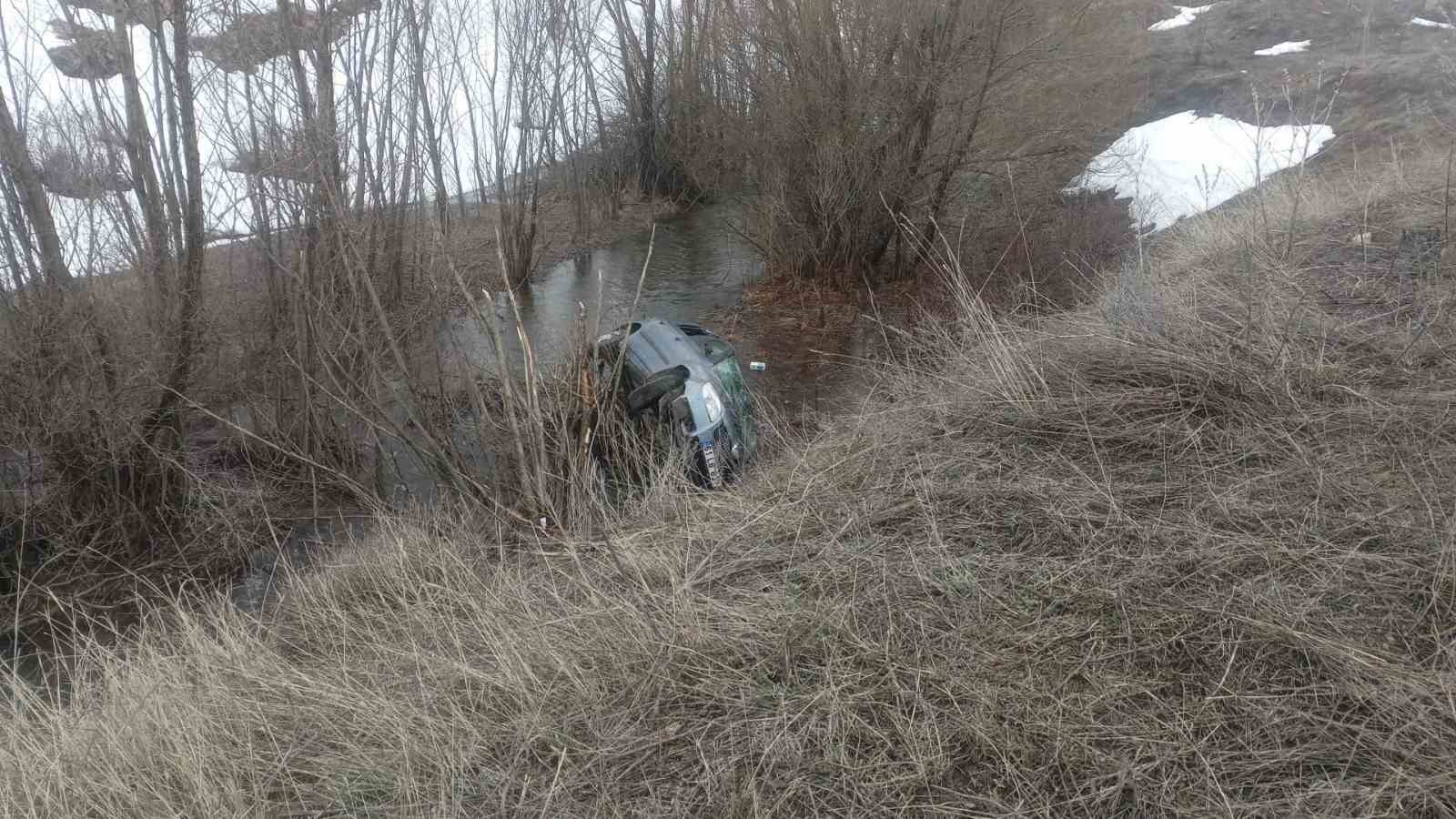 Bayburt’ta otomobil dereye uçtu: Sürücü hafif yaralandı
