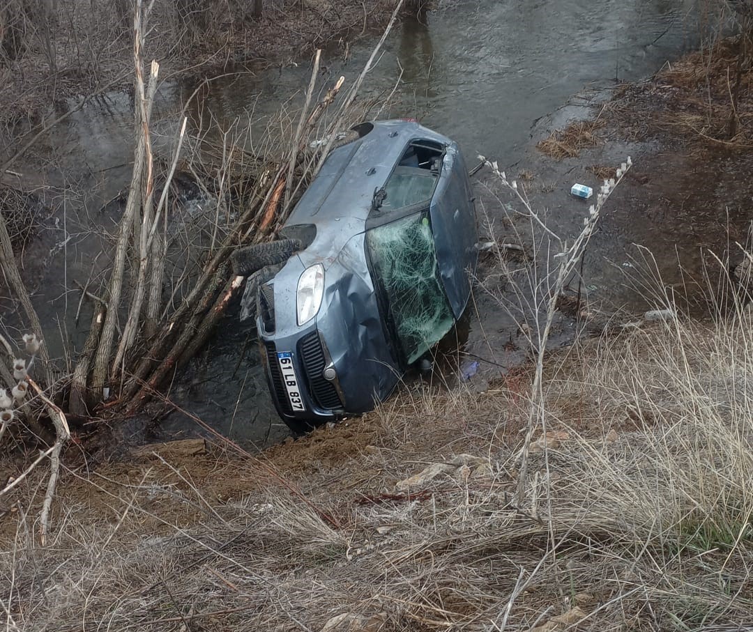 Bayburt’ta otomobil dereye uçtu: Sürücü hafif yaralandı
