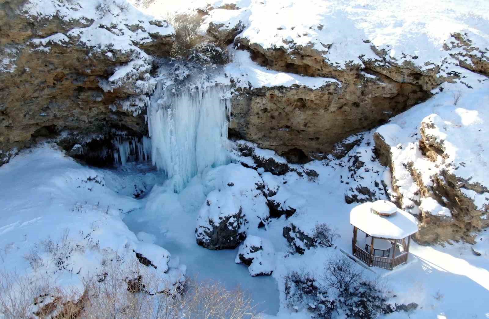 Bayburt’ta Sırakayalar Şelalesi buz tuttu
Bayburt’ta Sırakayalar Şelalesi buz tuttu
