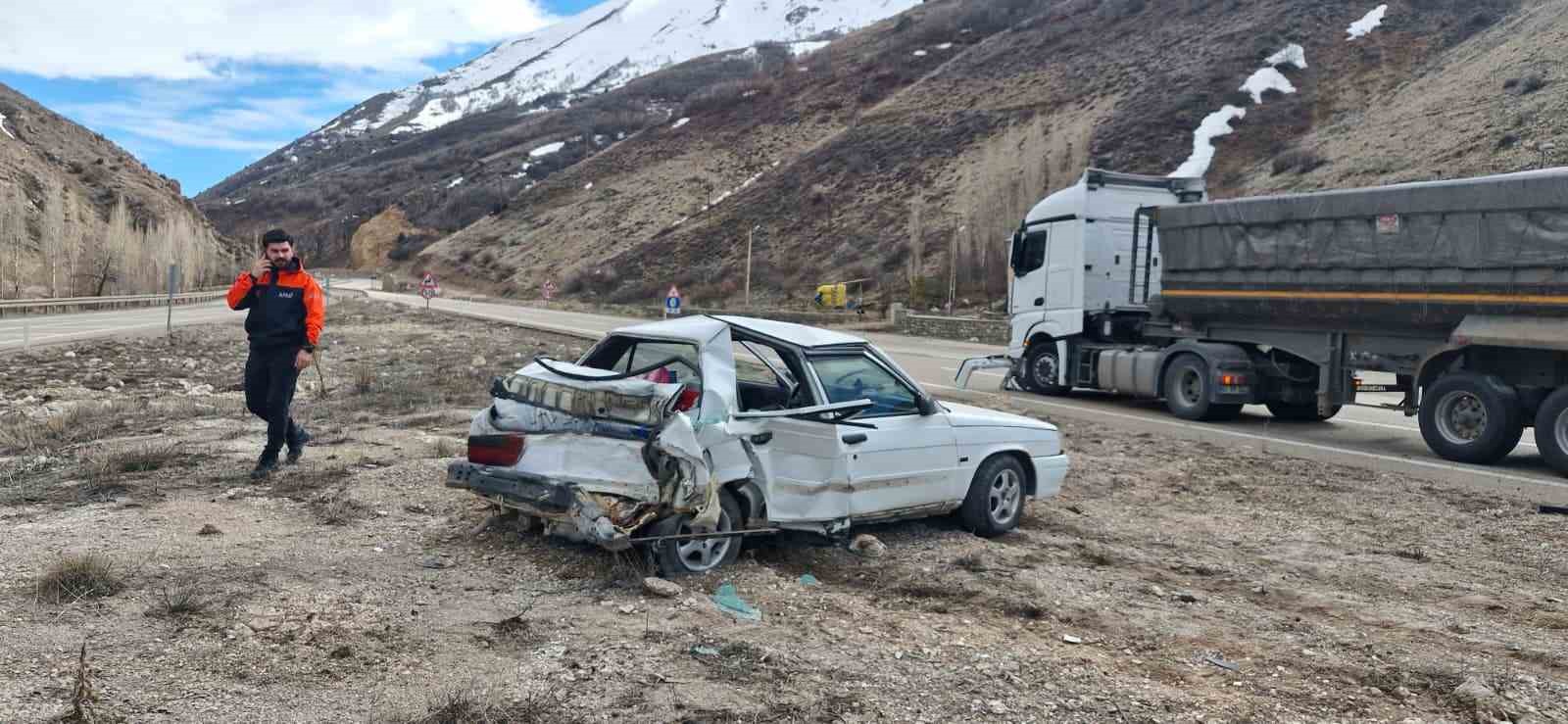 Bayburt’ta tır otomobile çarptı: 3 yaralı
