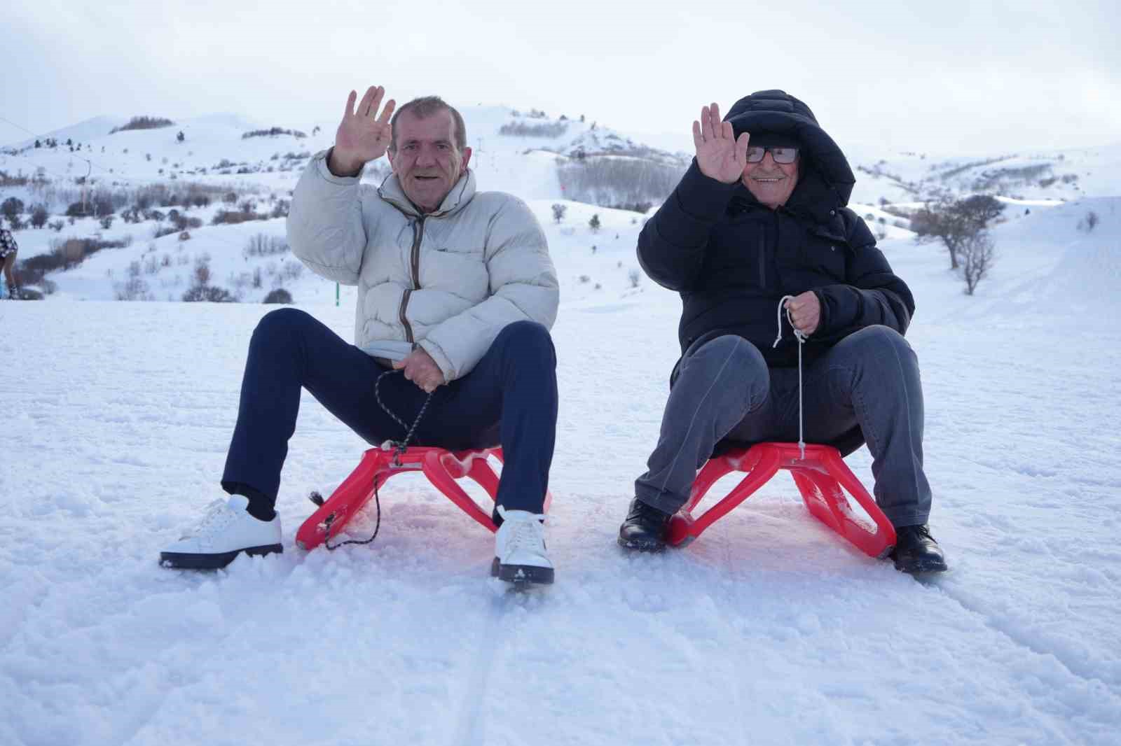 Bayburt’ta yaşlıların kar eğlencesi: Kızakla kaydılar, kar motoruyla tur attılar
