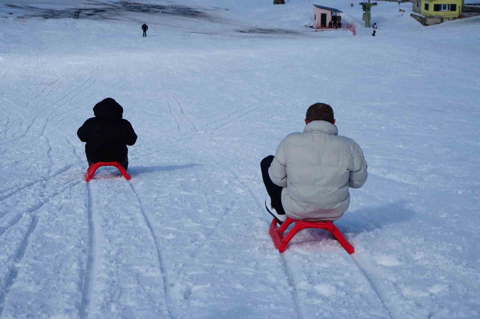 Bayburt’ta yaşlıların kar eğlencesi: Kızakla kaydılar, kar motoruyla tur attılar

