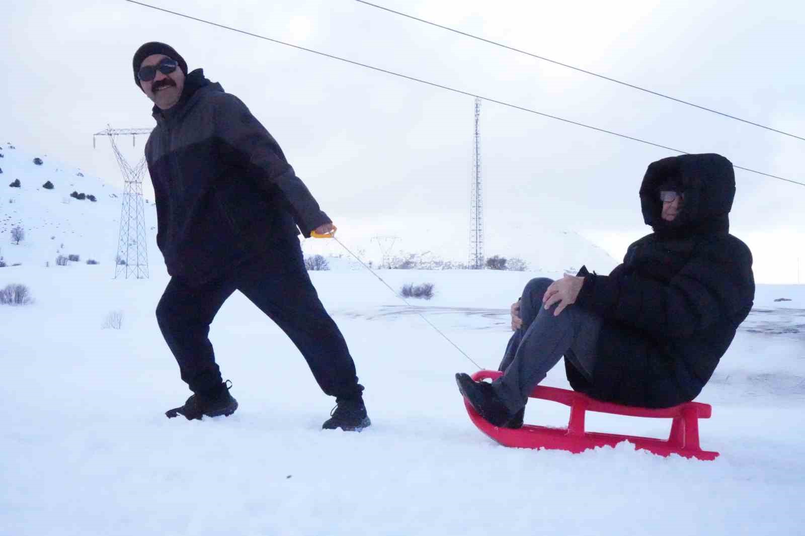 Bayburt’ta yaşlıların kar eğlencesi: Kızakla kaydılar, kar motoruyla tur attılar
