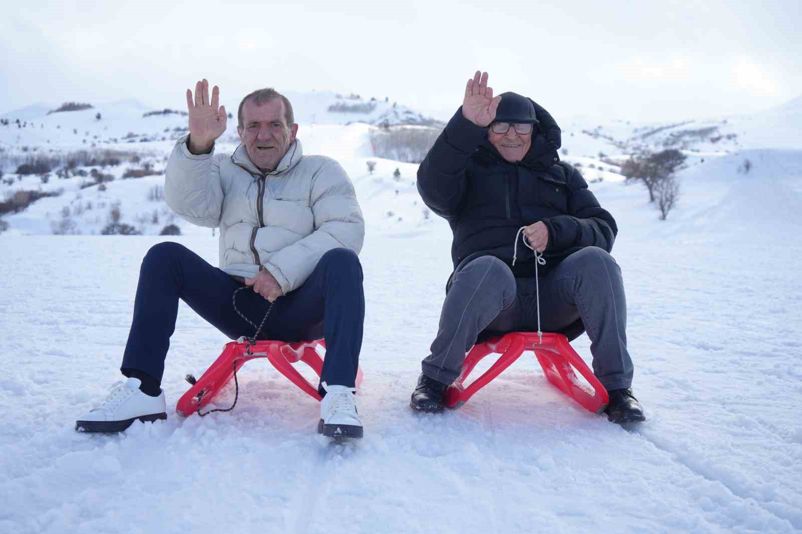 Bayburt’ta yaşlıların kar eğlencesi: Kızakla kaydılar, kar motoruyla tur attılar
