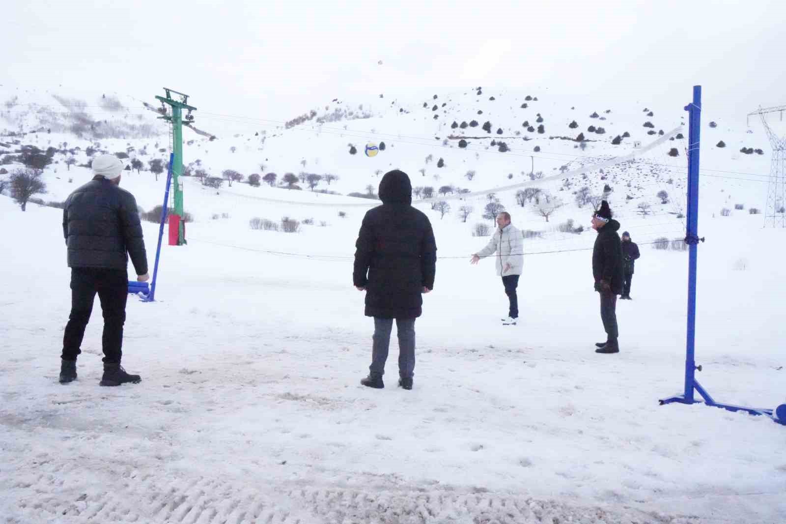 Bayburt’ta yaşlıların kar eğlencesi: Kızakla kaydılar, kar motoruyla tur attılar
