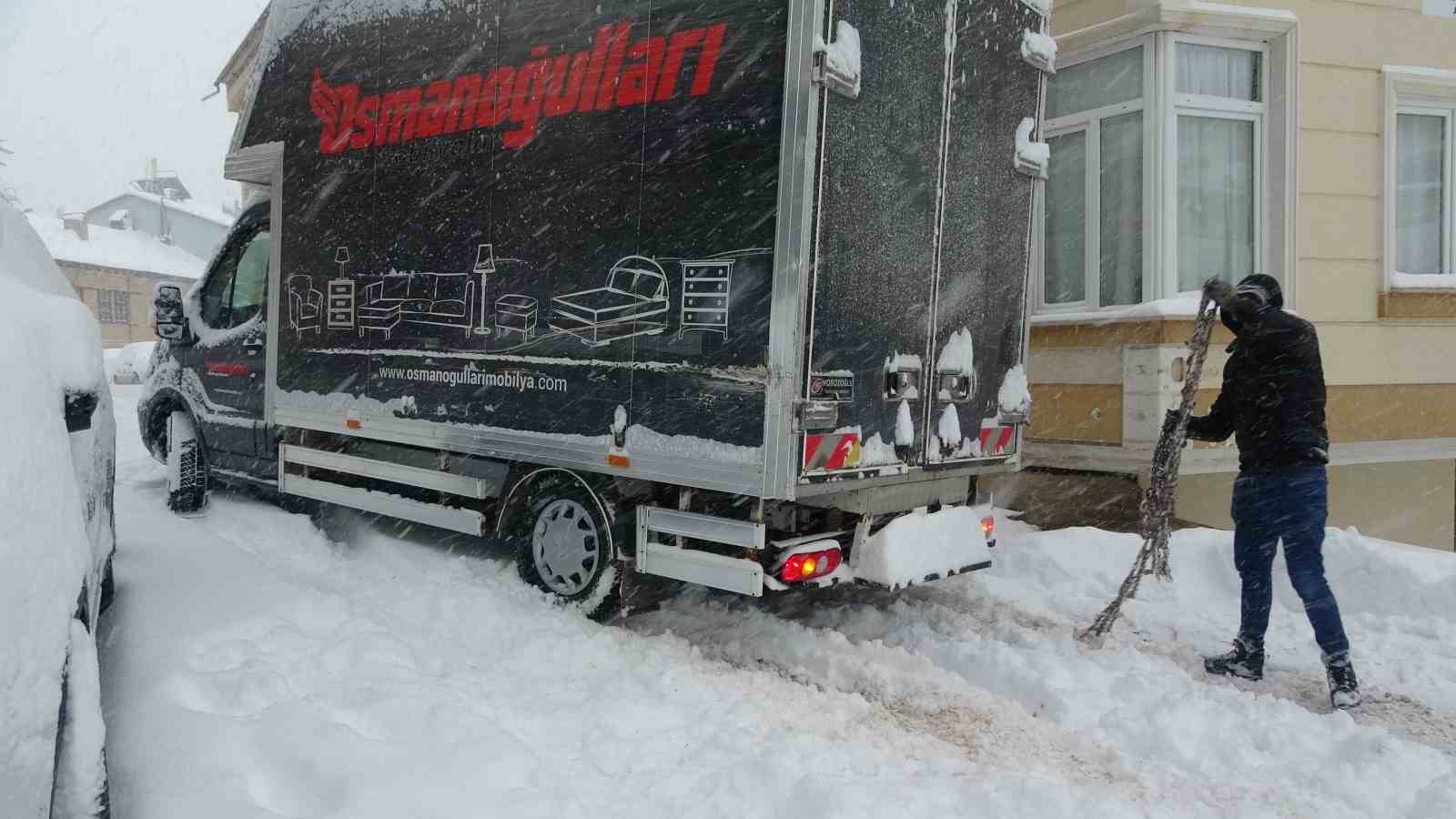 Bayburt’ta yoğun kar yağışı: Araçlar yolda kaldı
