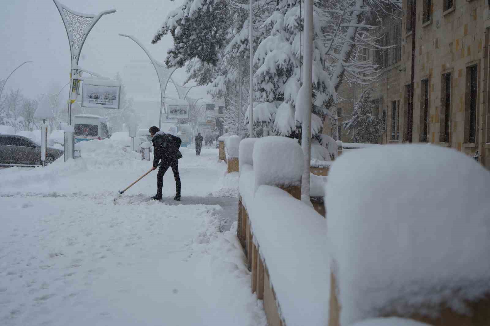 Bayburt’ta yoğun kar yağışı: Araçlar yolda kaldı
