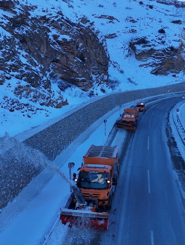 Bayburt’u çevre illere bağlayan yollarda karla mücadele sürüyor

