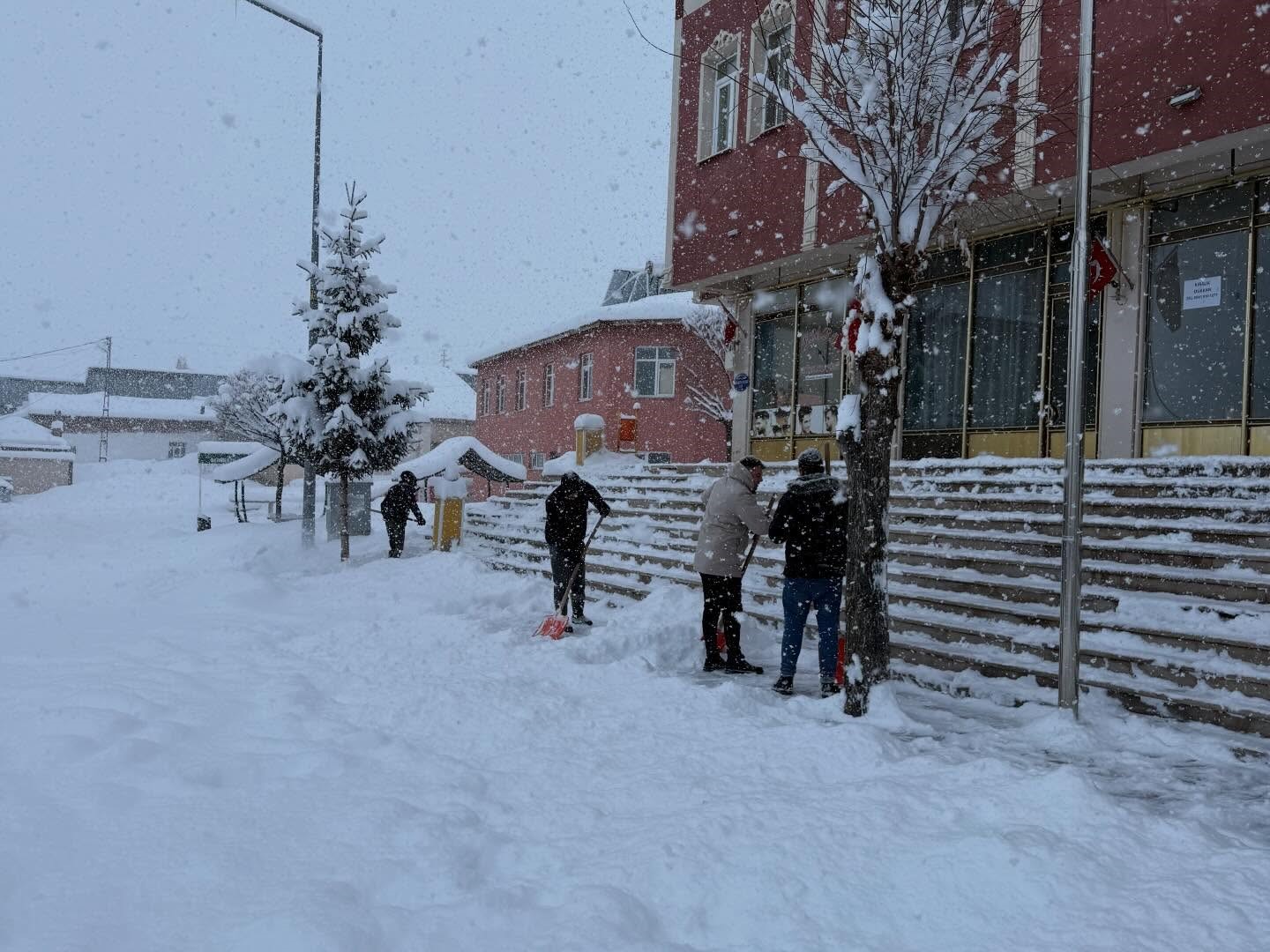 Bayburt’un Demirözü ve Aydıntepe ilçelerinde kar temizliği yapılıyor
