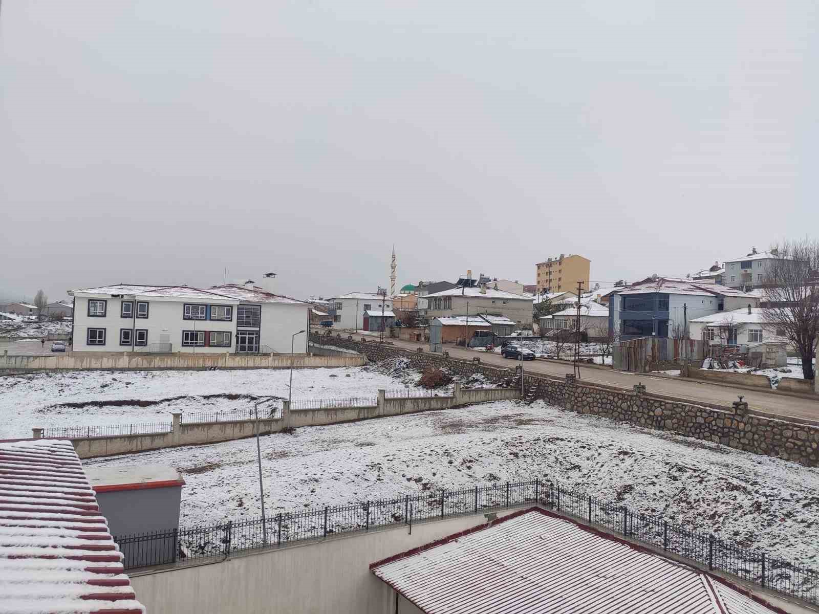 Bayburt’un köylerinde kar ve sis etkili oldu
