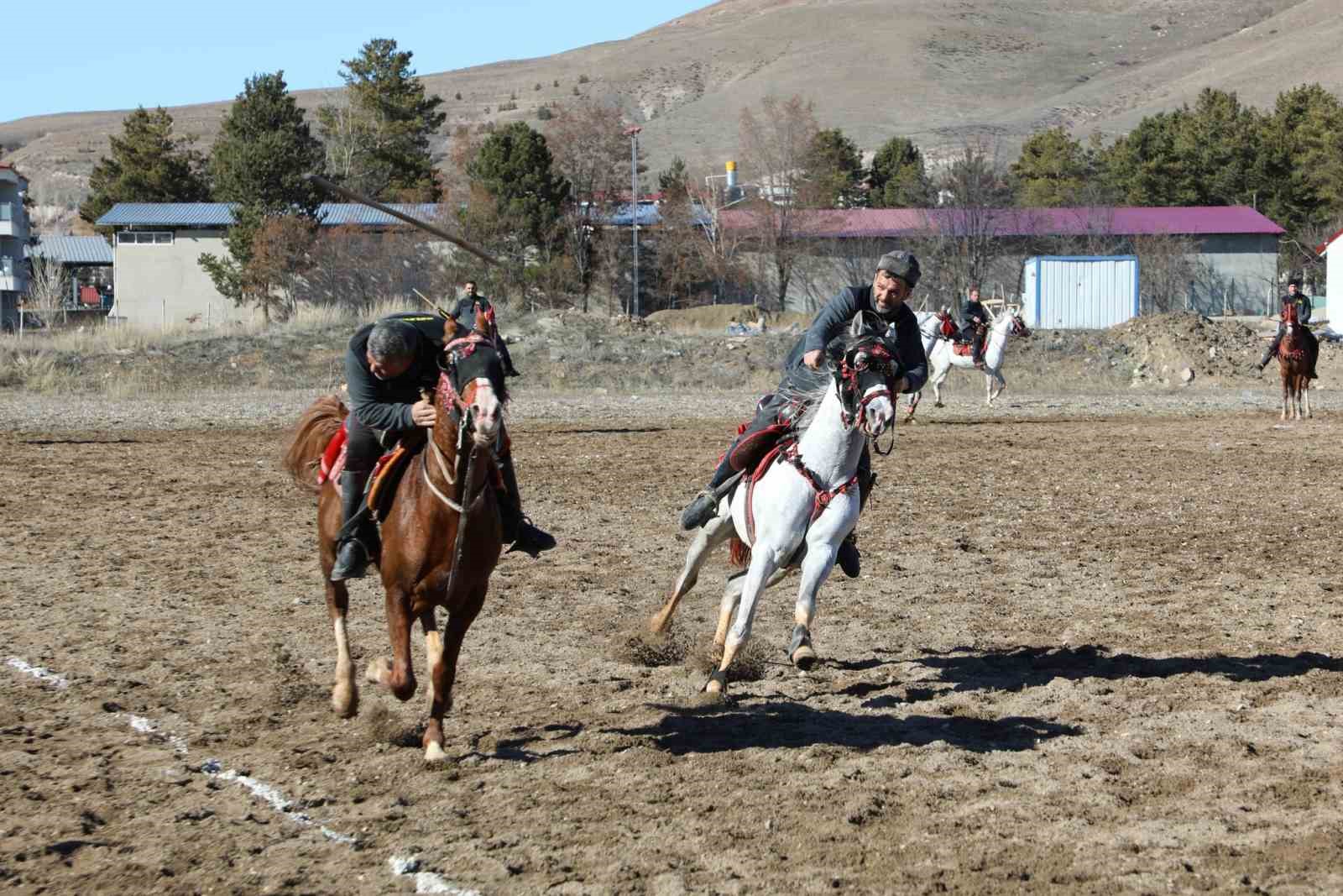 Bayburt’un kurtuluşunun 108’inci yılında cirit gösterisi düzenlendi
