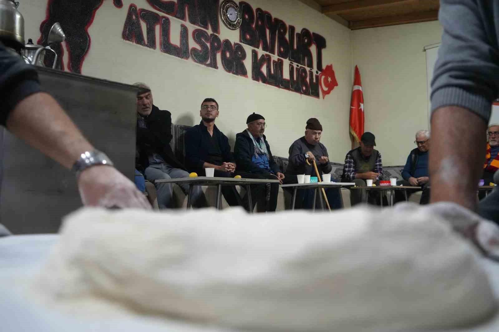 Bayburt’un yöresel lezzeti tel helvası gençleri ve yaşlıları aynı sofrada buluşturdu
