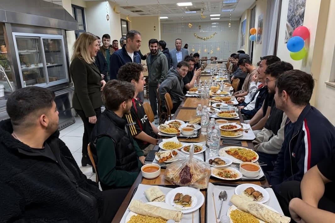 Bayındır Kaymakamı Murat Mete öğrencilerle iftarda buluştu
