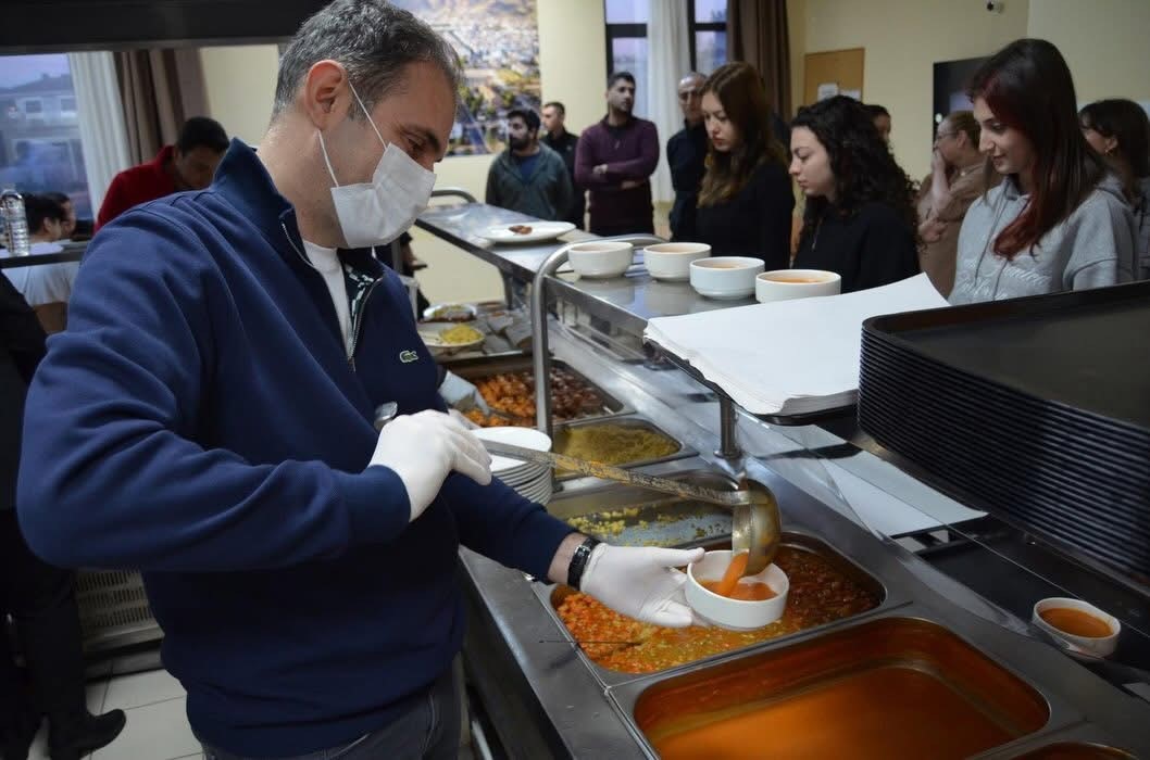 Bayındır Kaymakamı Murat Mete öğrencilerle iftarda buluştu
