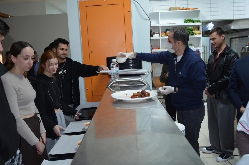 Bayındır Kaymakamı Murat Mete öğrencilerle iftarda buluştu
