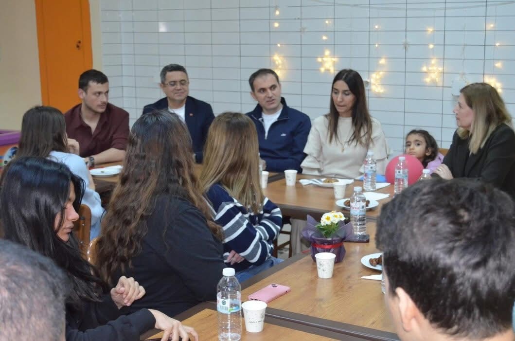 Bayındır Kaymakamı Murat Mete öğrencilerle iftarda buluştu
