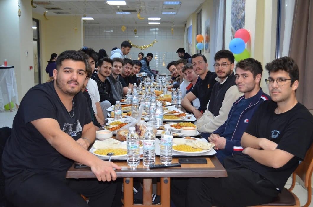 Bayındır Kaymakamı Murat Mete öğrencilerle iftarda buluştu
