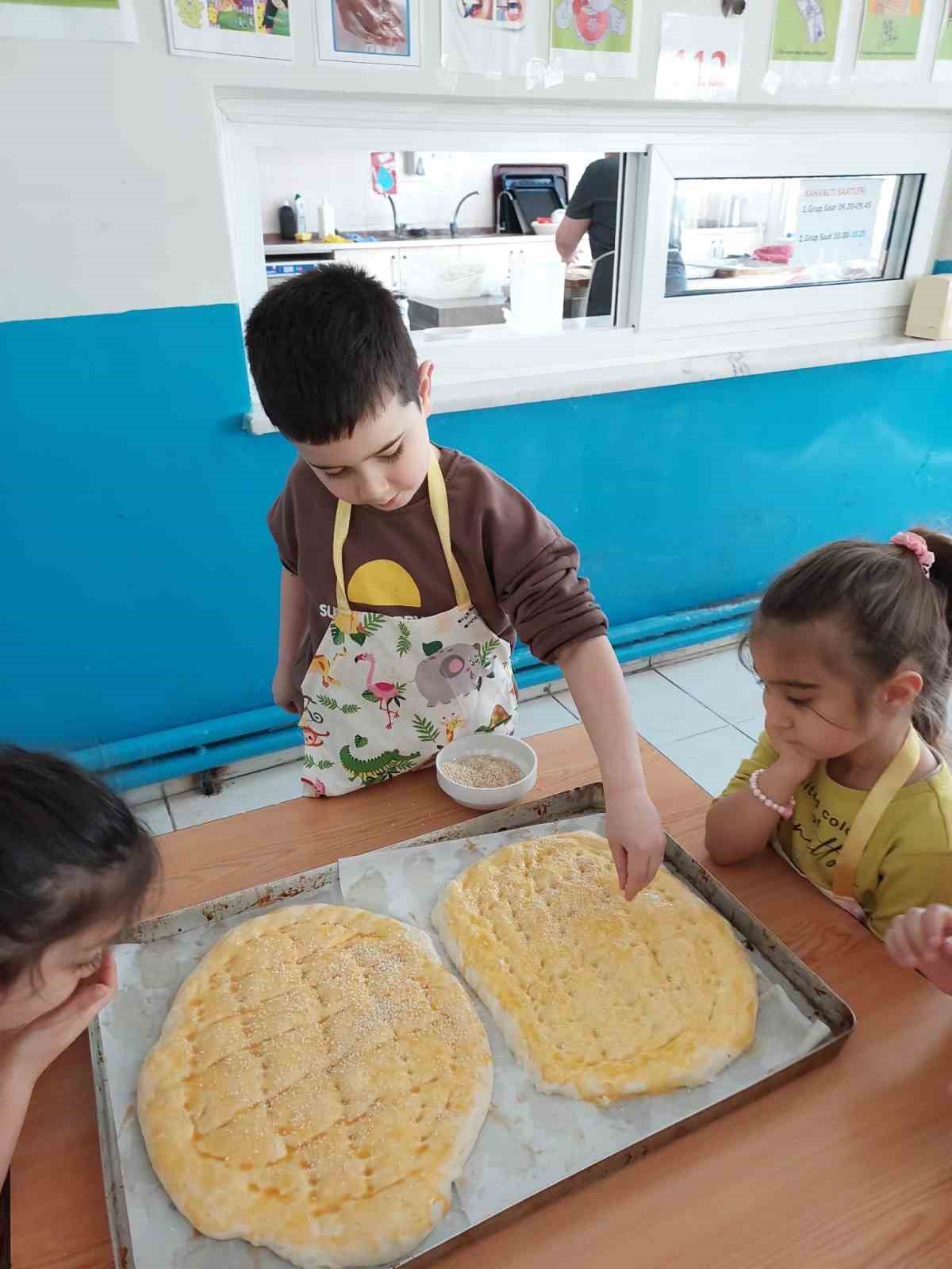 Bayındır’da minik eller ’ramazan pidesi’ yaptı
