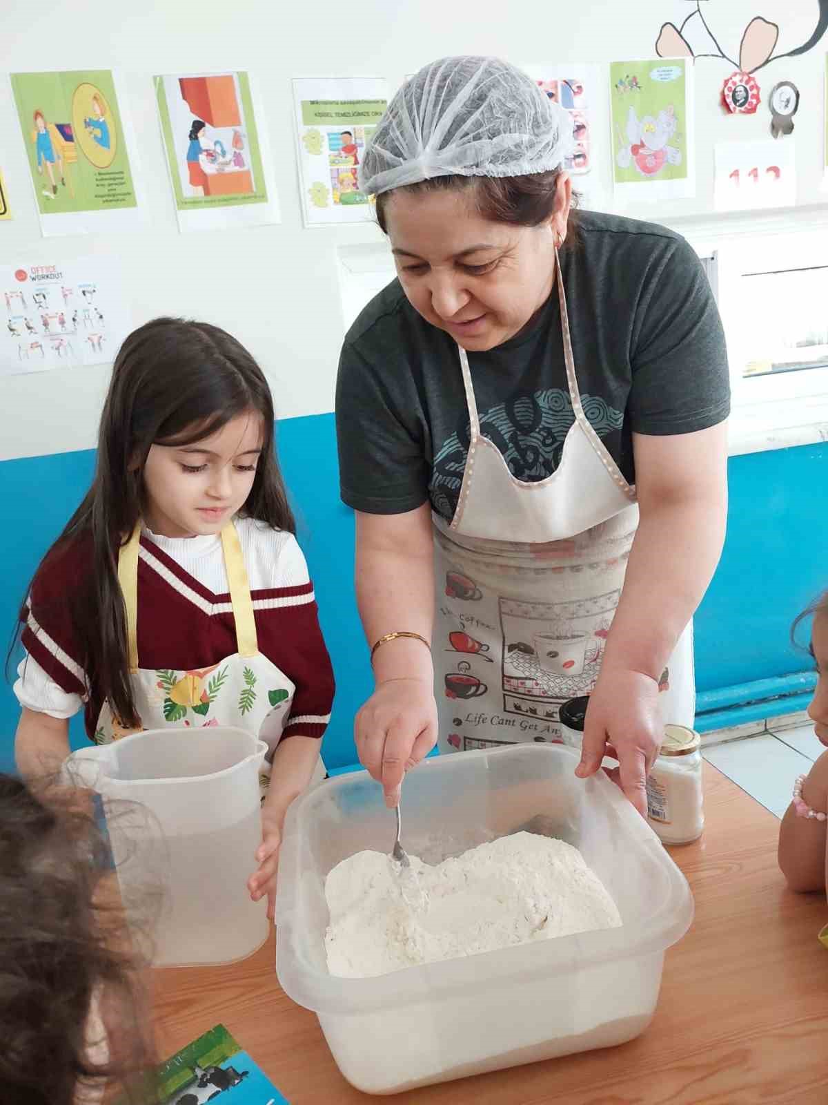 Bayındır’da minik eller ’ramazan pidesi’ yaptı
