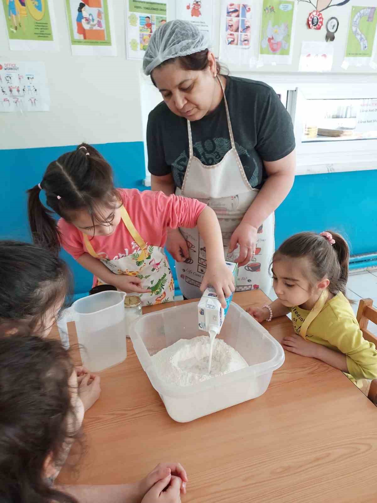 Bayındır’da minik eller ’ramazan pidesi’ yaptı

