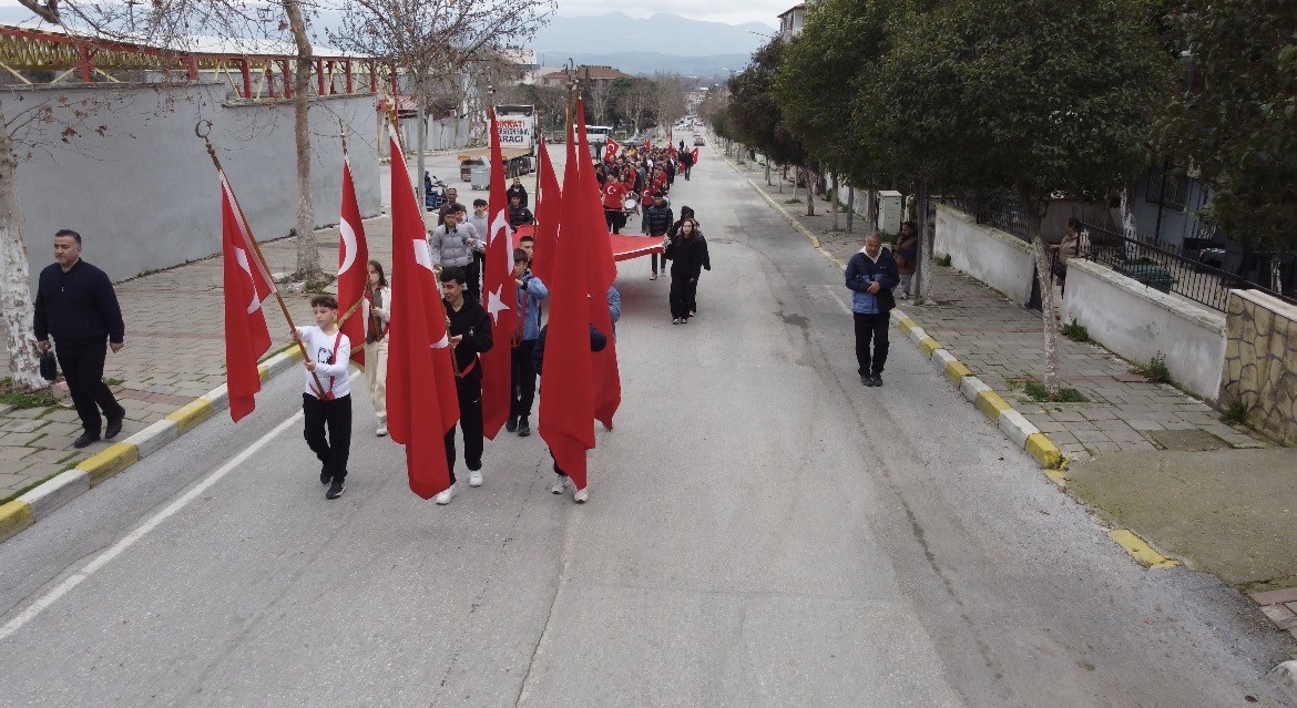 Bayındır’da öğrencilerden bayrak yürüyüşü
