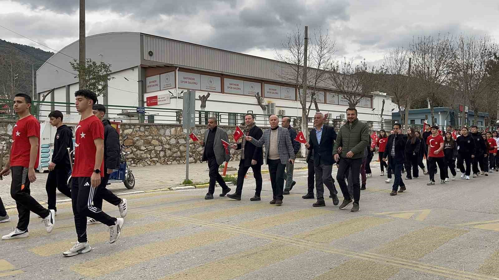 Bayındır’da öğrencilerden bayrak yürüyüşü
