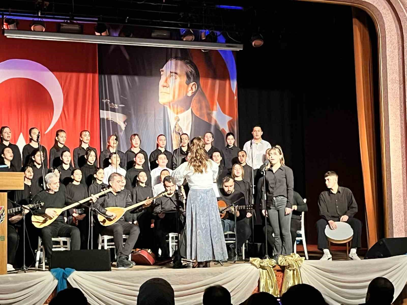 Bayındır’da öğrencilerden türkü şöleni
