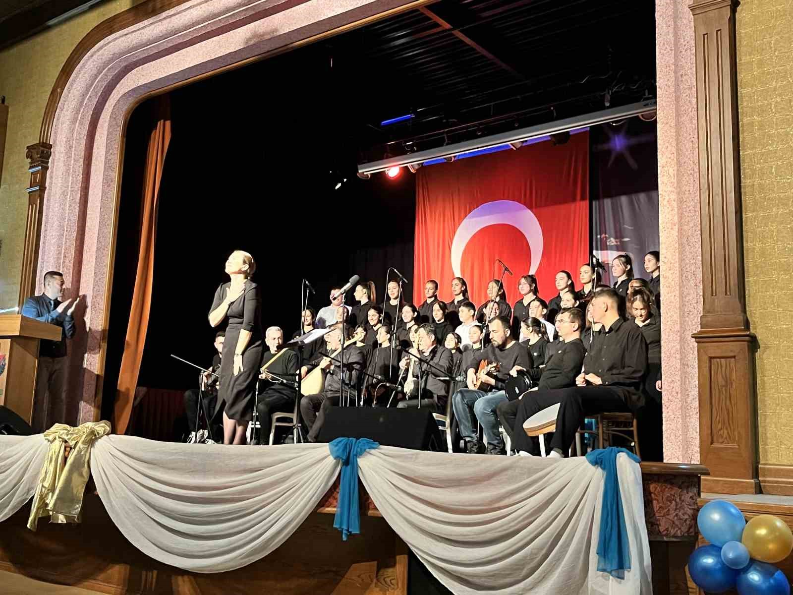 Bayındır’da öğrencilerden türkü şöleni
