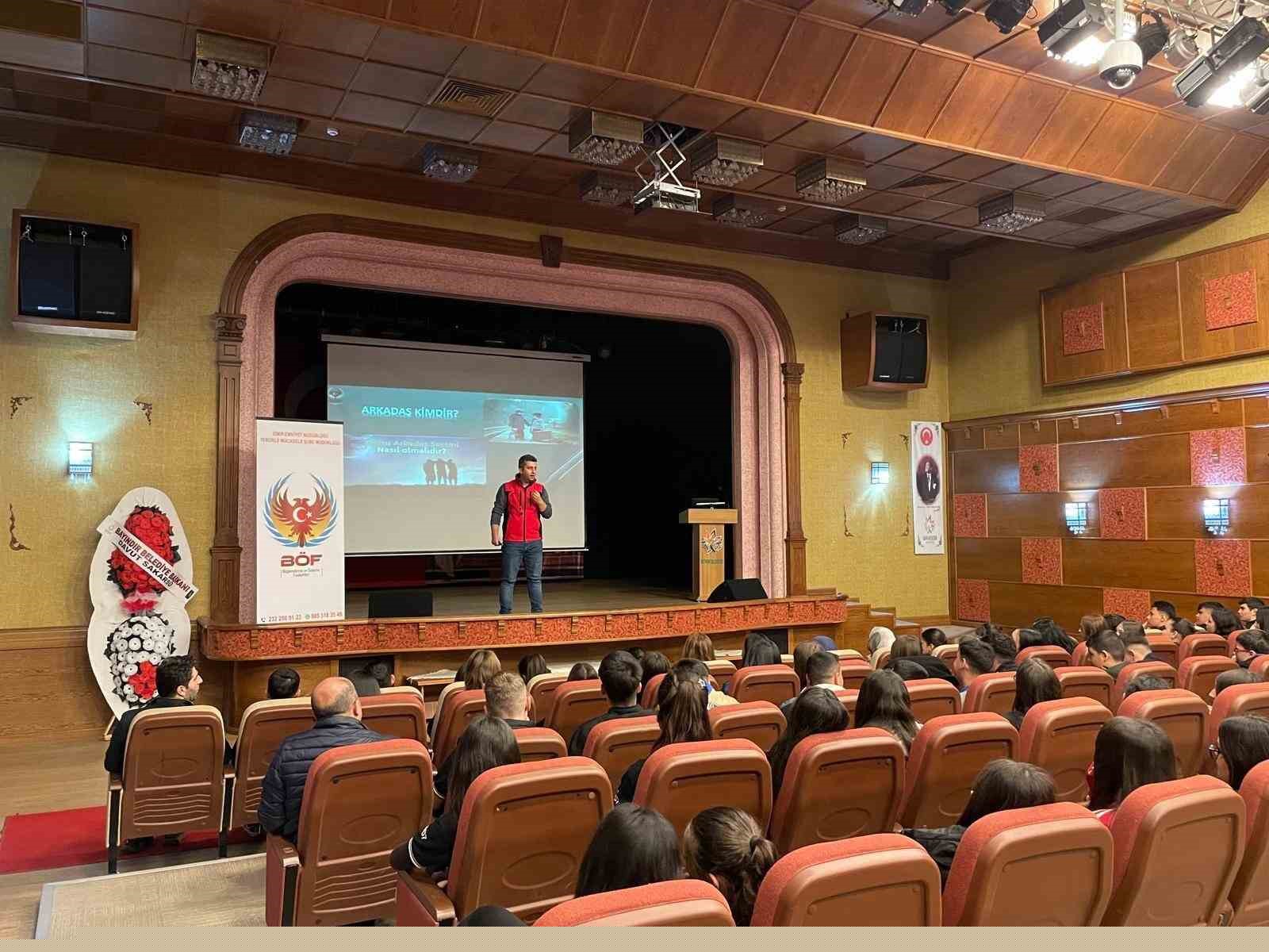 Bayındır’da öğrencilere "Gençlik Güvenli Gelecek" konferansı verildi
Bayındır’da öğrencilere "Gençlik Güvenli Gelecek" konferansı verildi