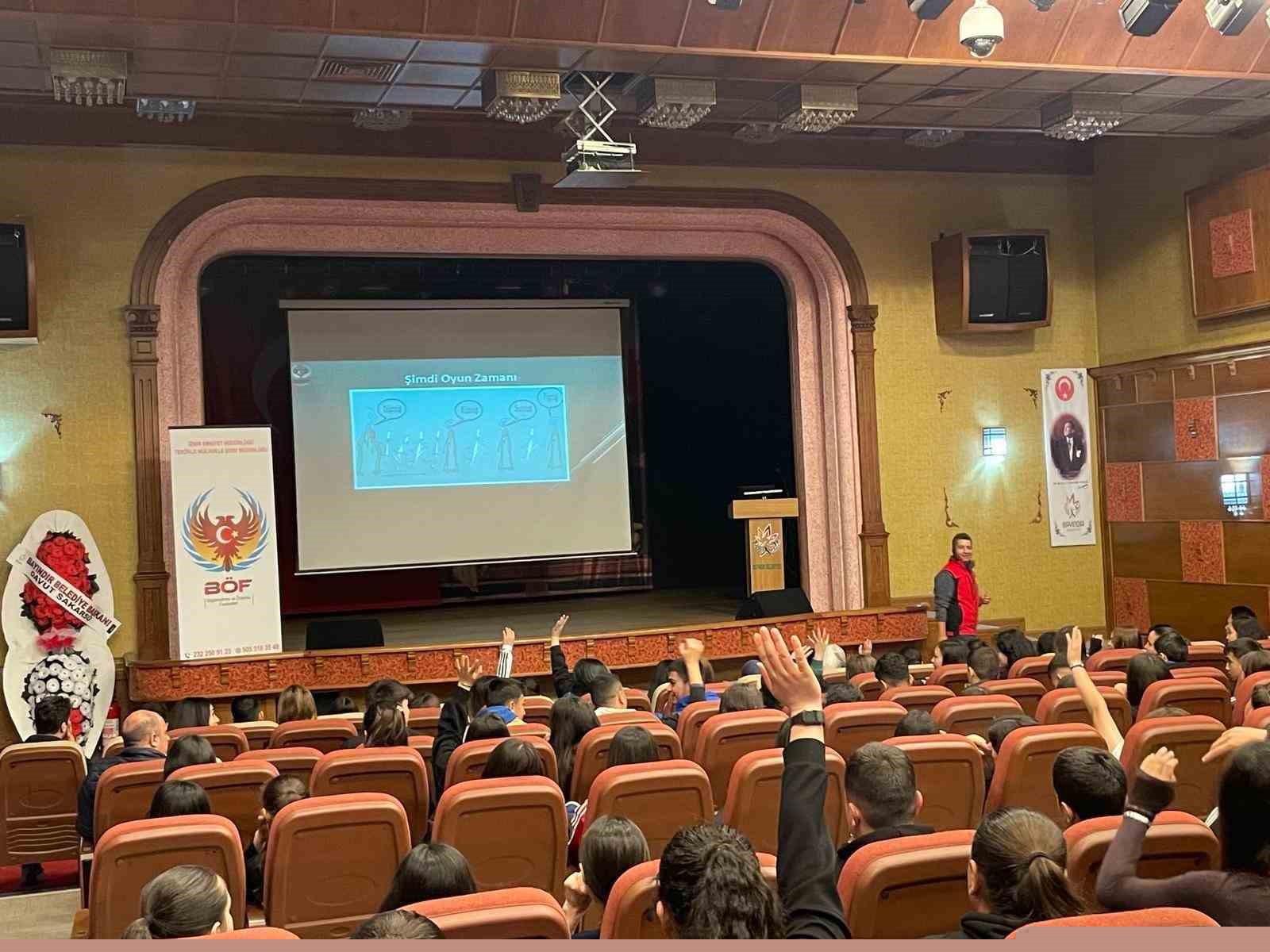 Bayındır’da öğrencilere "Gençlik Güvenli Gelecek" konferansı verildi
Bayındır’da öğrencilere "Gençlik Güvenli Gelecek" konferansı verildi