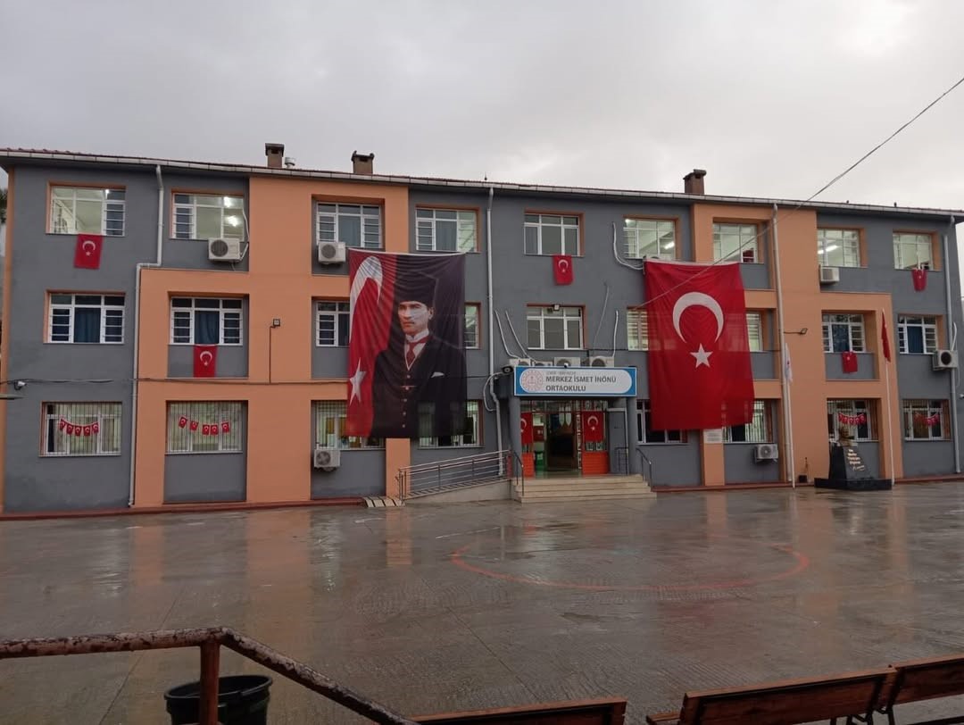 Bayındır’da okullarda 2’inci dönem "Bayrak Sevgisi" temalı etkinliklerle başladı
