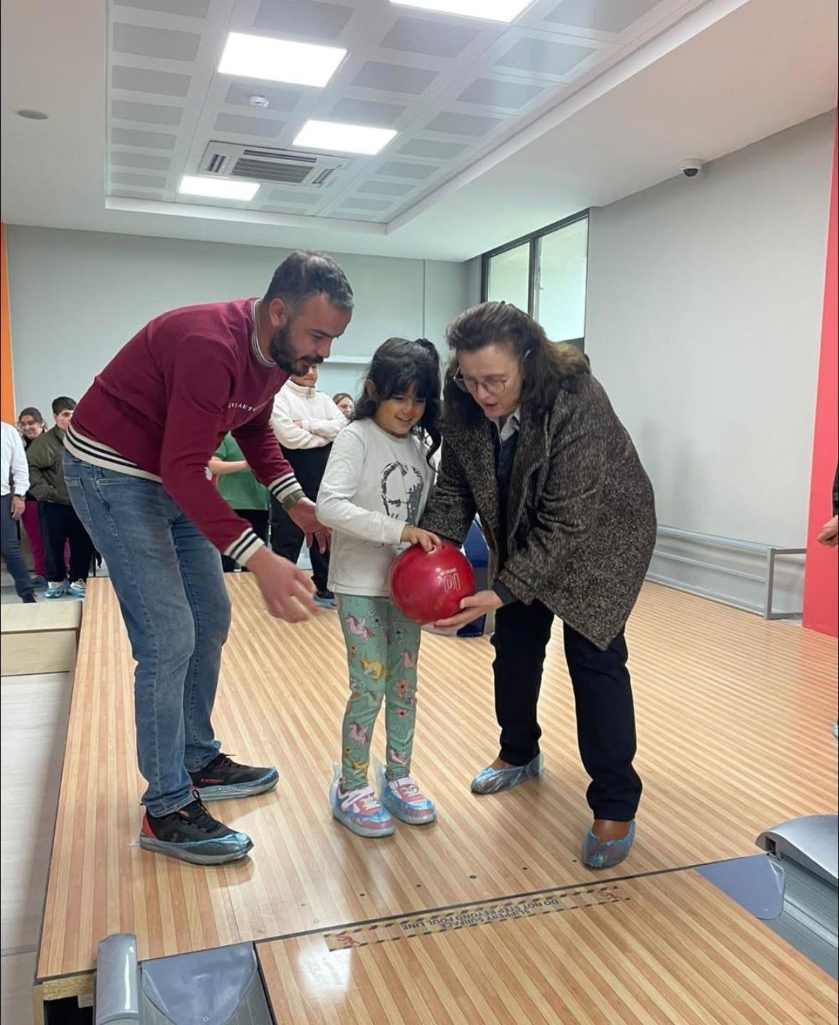 Bayındır’da Otizm Farkındalık Günü’nde renkli bowling şenliği
