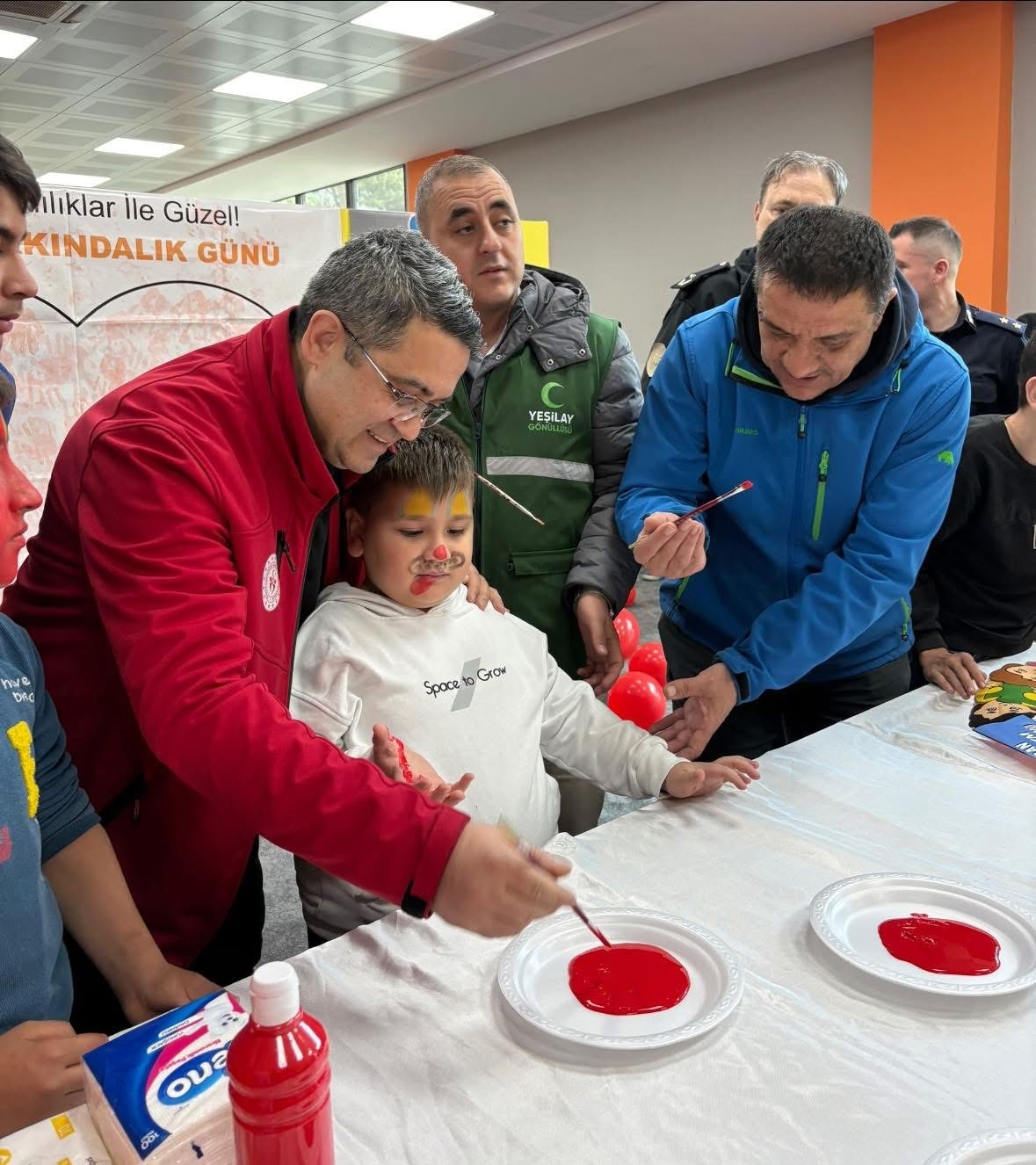 Bayındır’da Otizm Farkındalık Günü’nde renkli bowling şenliği
