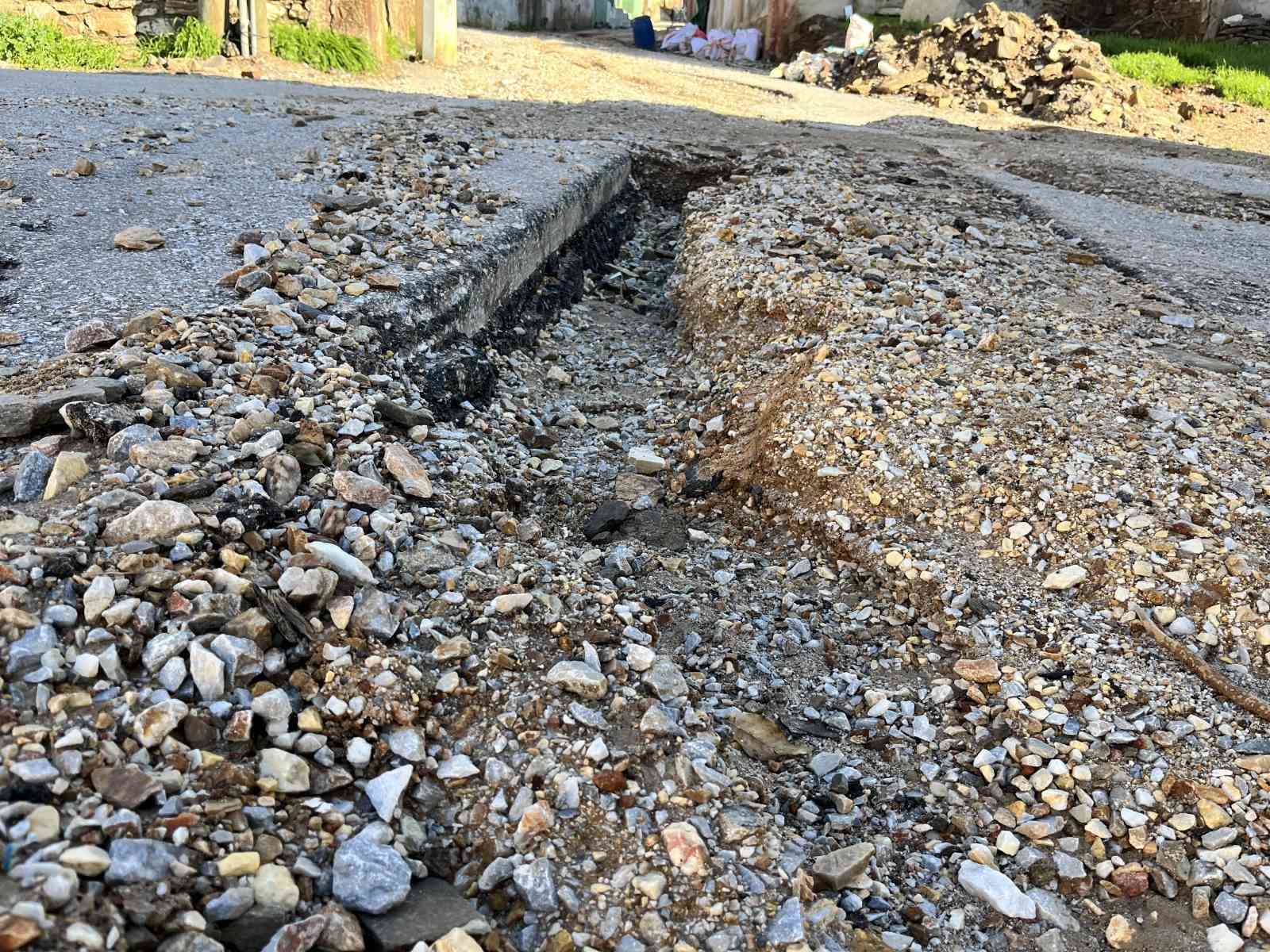 Bayındır’da sürücülerden çukur yollara tepki
