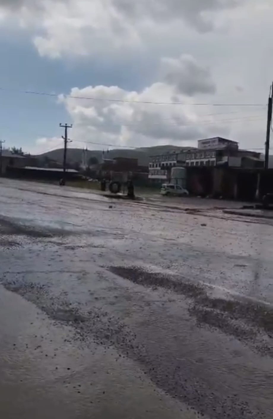 Baykan’da sağanak yağış etkili oldu: Yollar göle döndü

