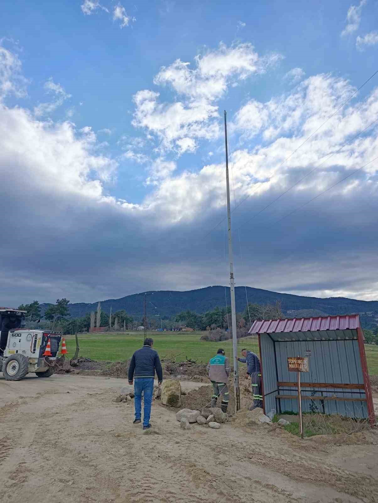 Bayrak direğinin ipini çaldılar
