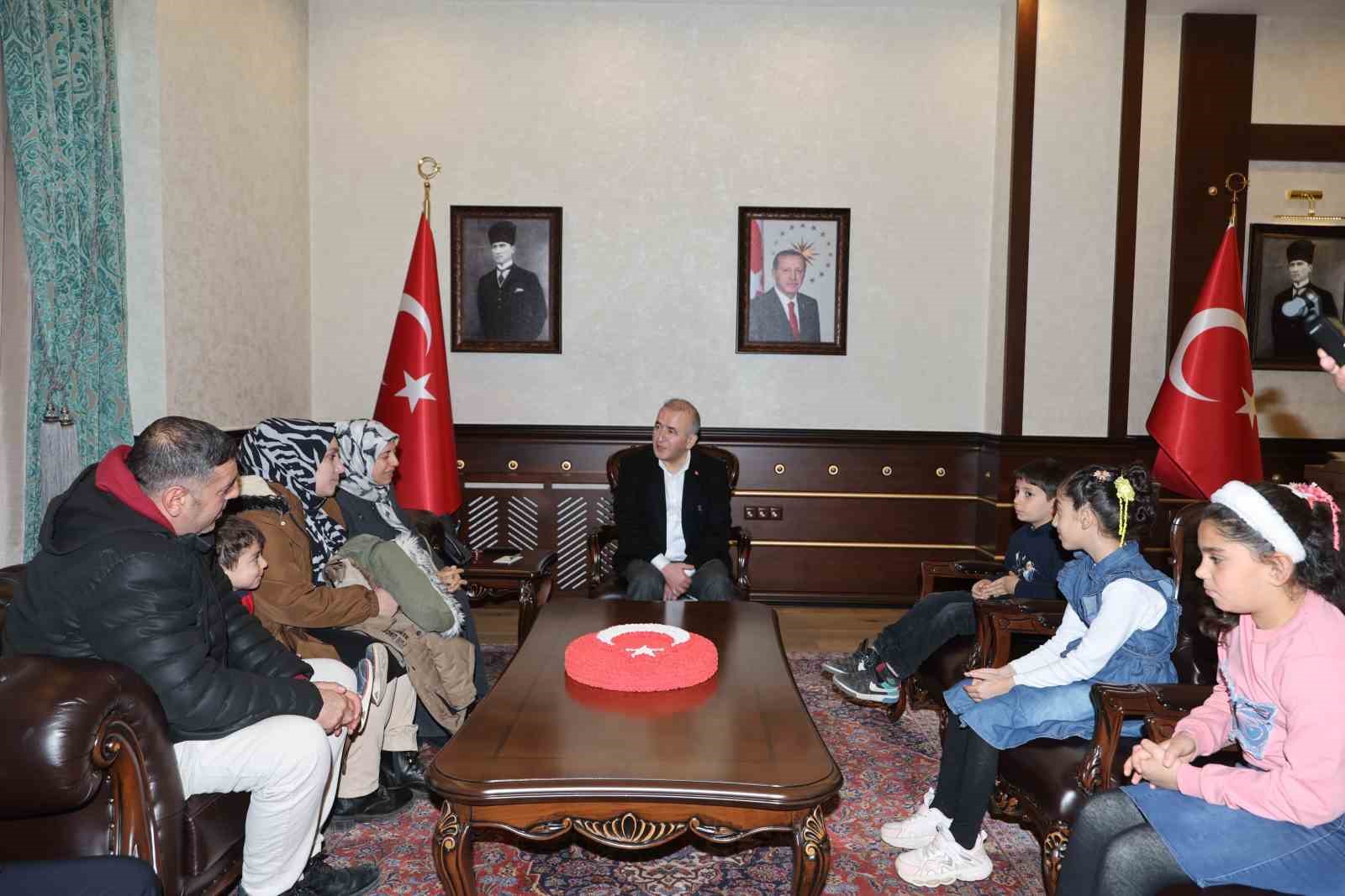 Bayrak nöbeti tutan minik öğrenciler Vali Hatipoğlu’nun konuğu oldu
