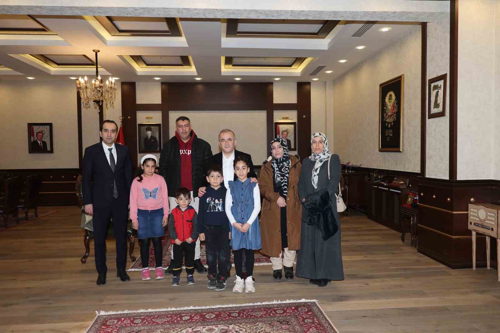 Bayrak nöbeti tutan minik öğrenciler Vali Hatipoğlu’nun konuğu oldu
