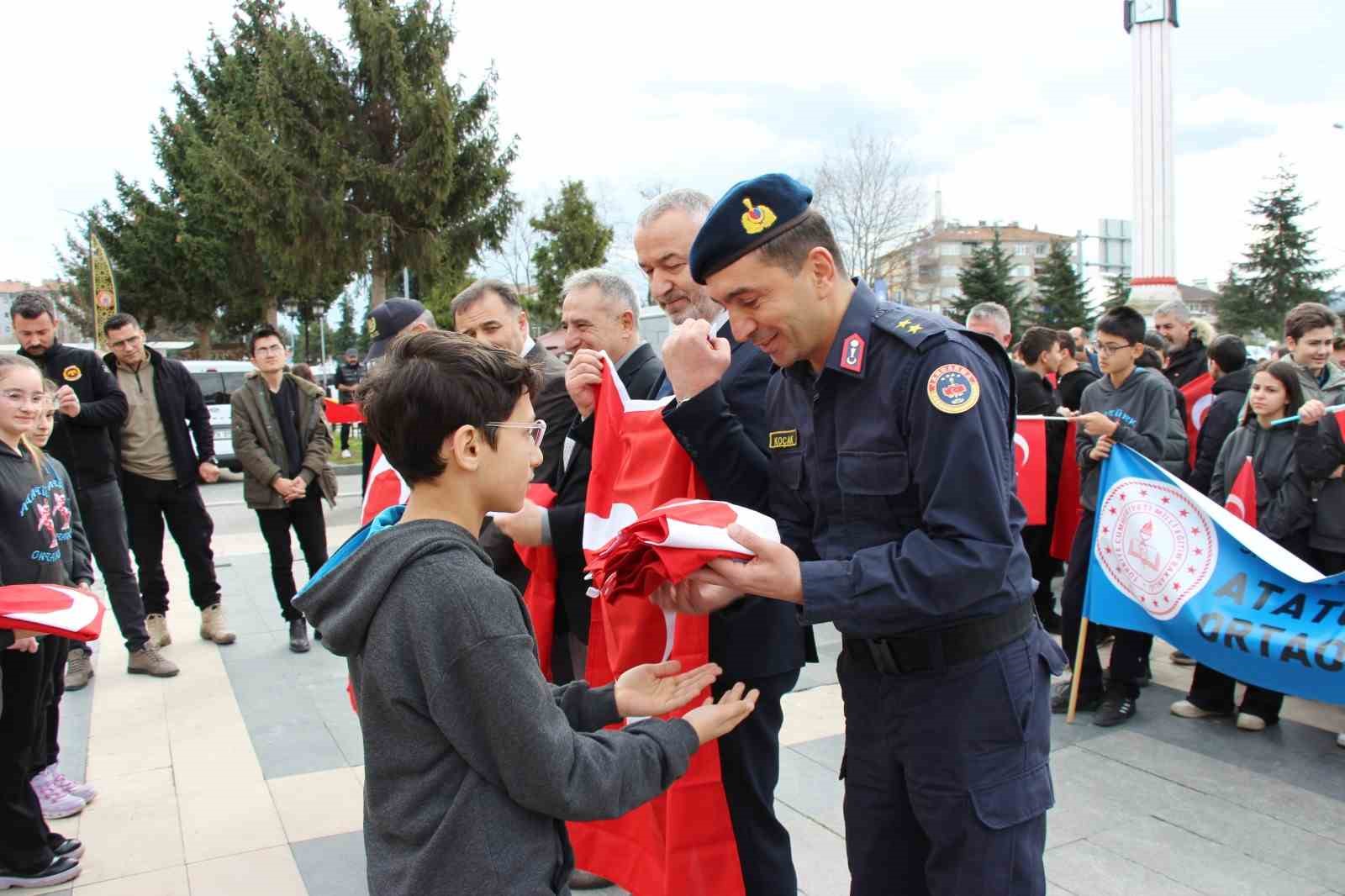 Bayrak Sevgisi Haftasında coşkulu yürüyüş
