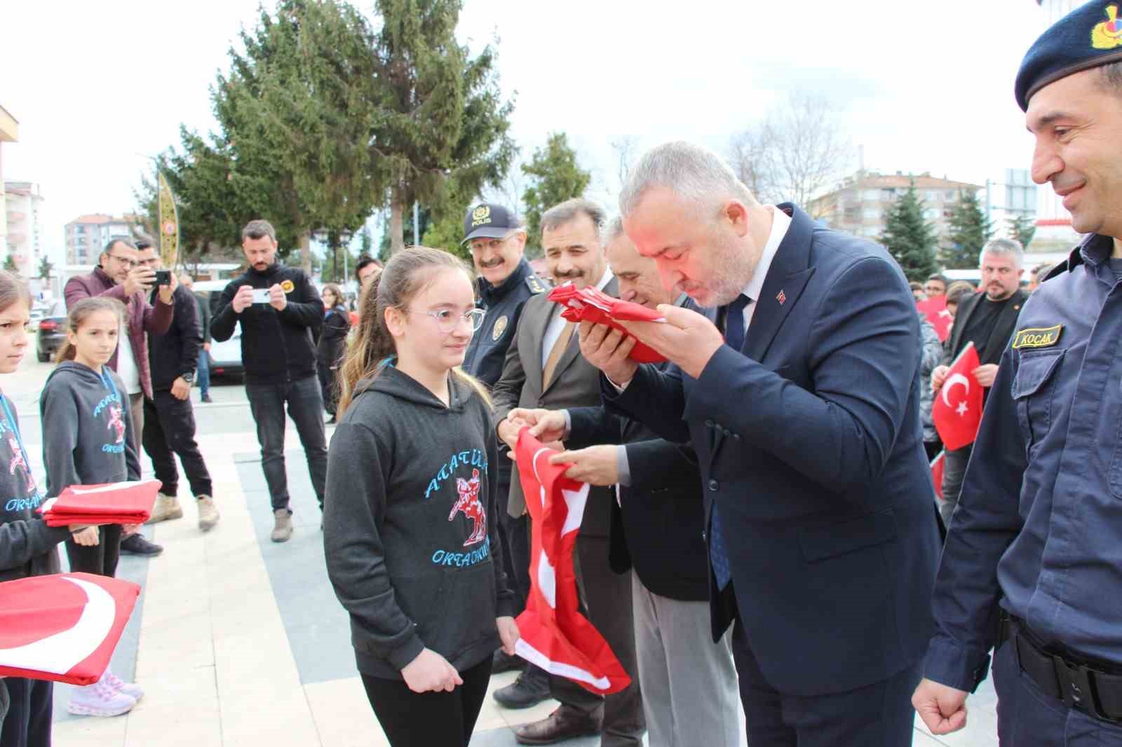 Bayrak Sevgisi Haftasında coşkulu yürüyüş

