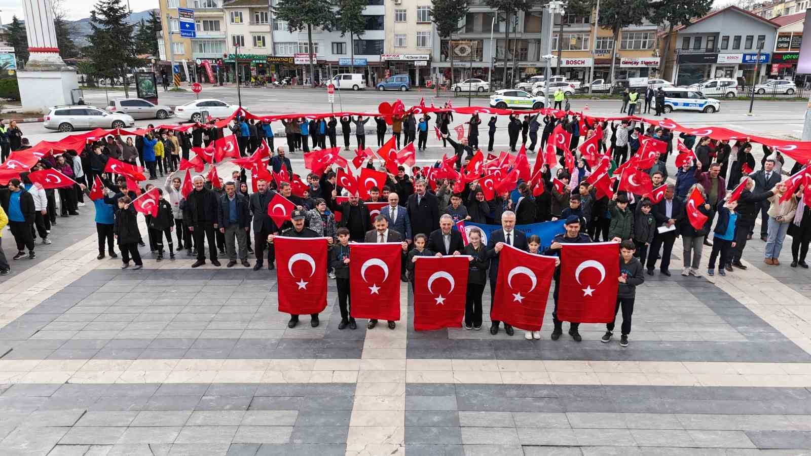 Bayrak Sevgisi Haftasında coşkulu yürüyüş
