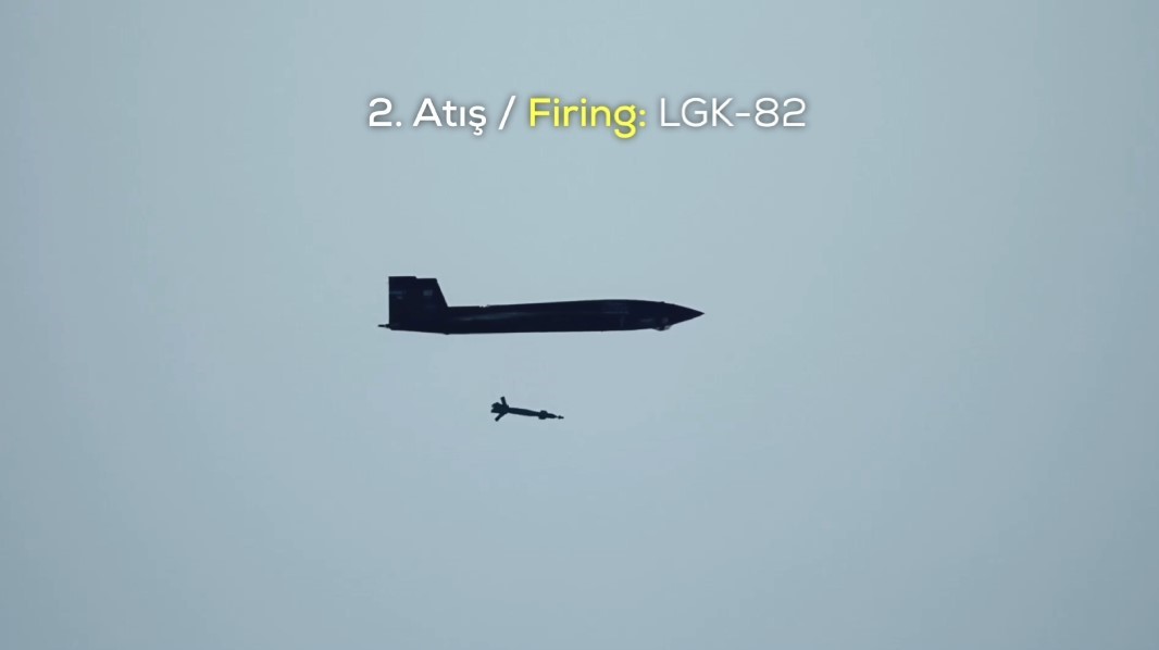 Bayraktar KIZILELMA LGK-82 ve TEBER-82 mühimmatlarıyla hedefi tam isabetle vurdu
