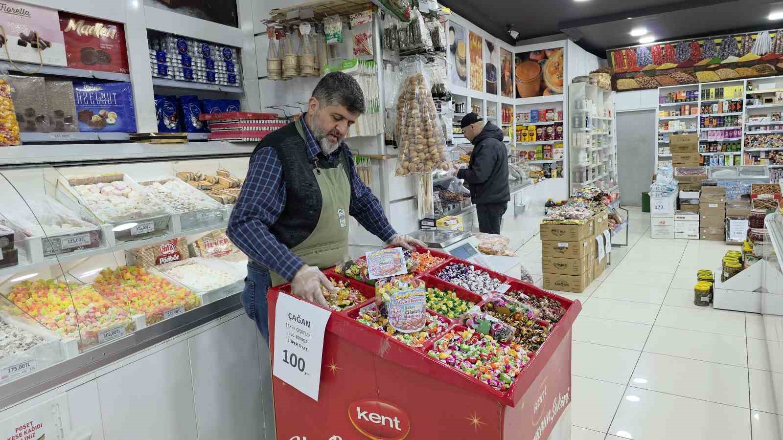 Bayram alışverişine gelen çocukları "ikram köşesi" ile sevindiriyor
