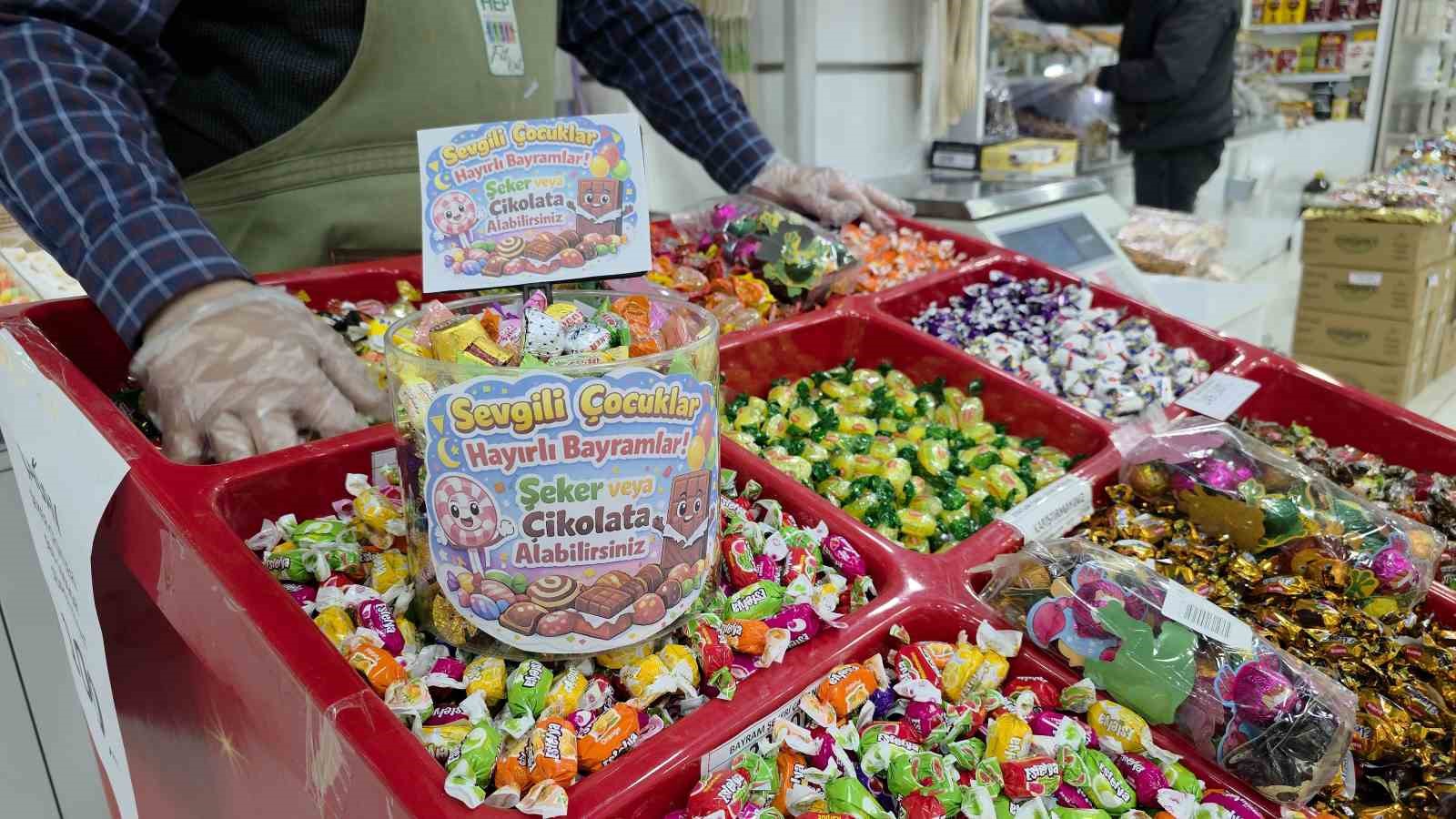 Bayram alışverişine gelen çocukları "ikram köşesi" ile sevindiriyor
