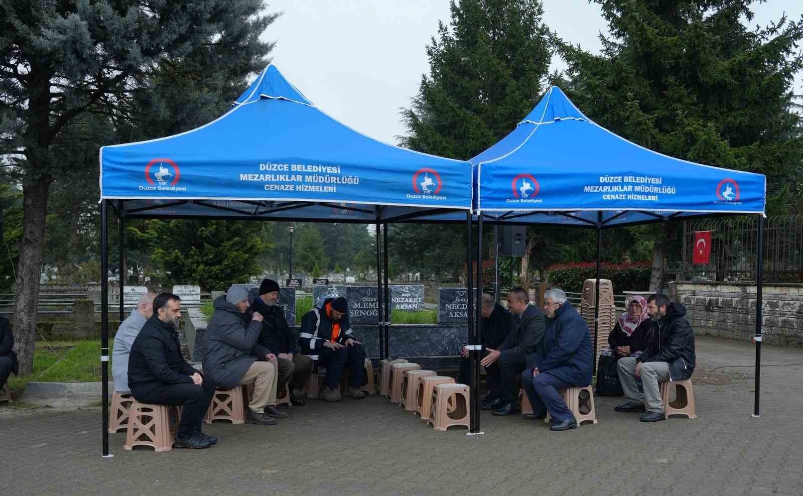 Bayram arifesinde şehir mezarlığında Kur’an tilaveti
