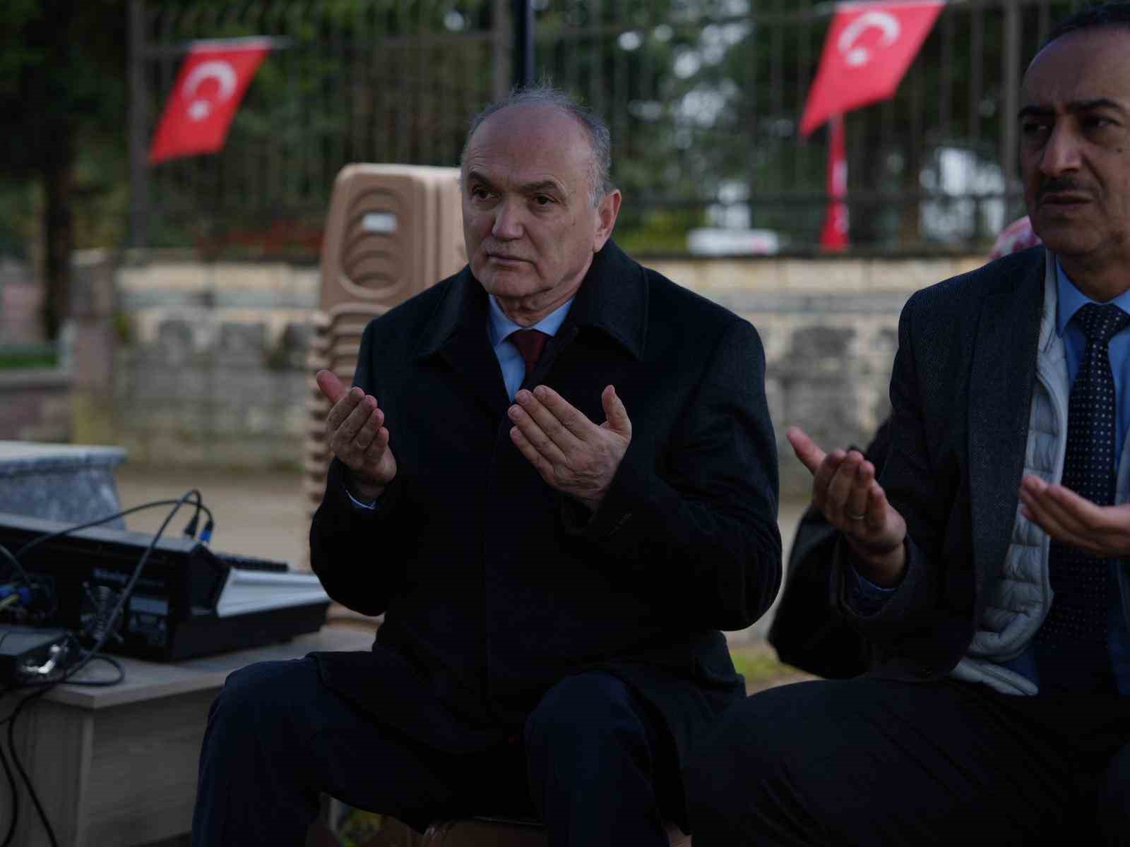 Bayram arifesinde şehir mezarlığında Kur’an tilaveti
