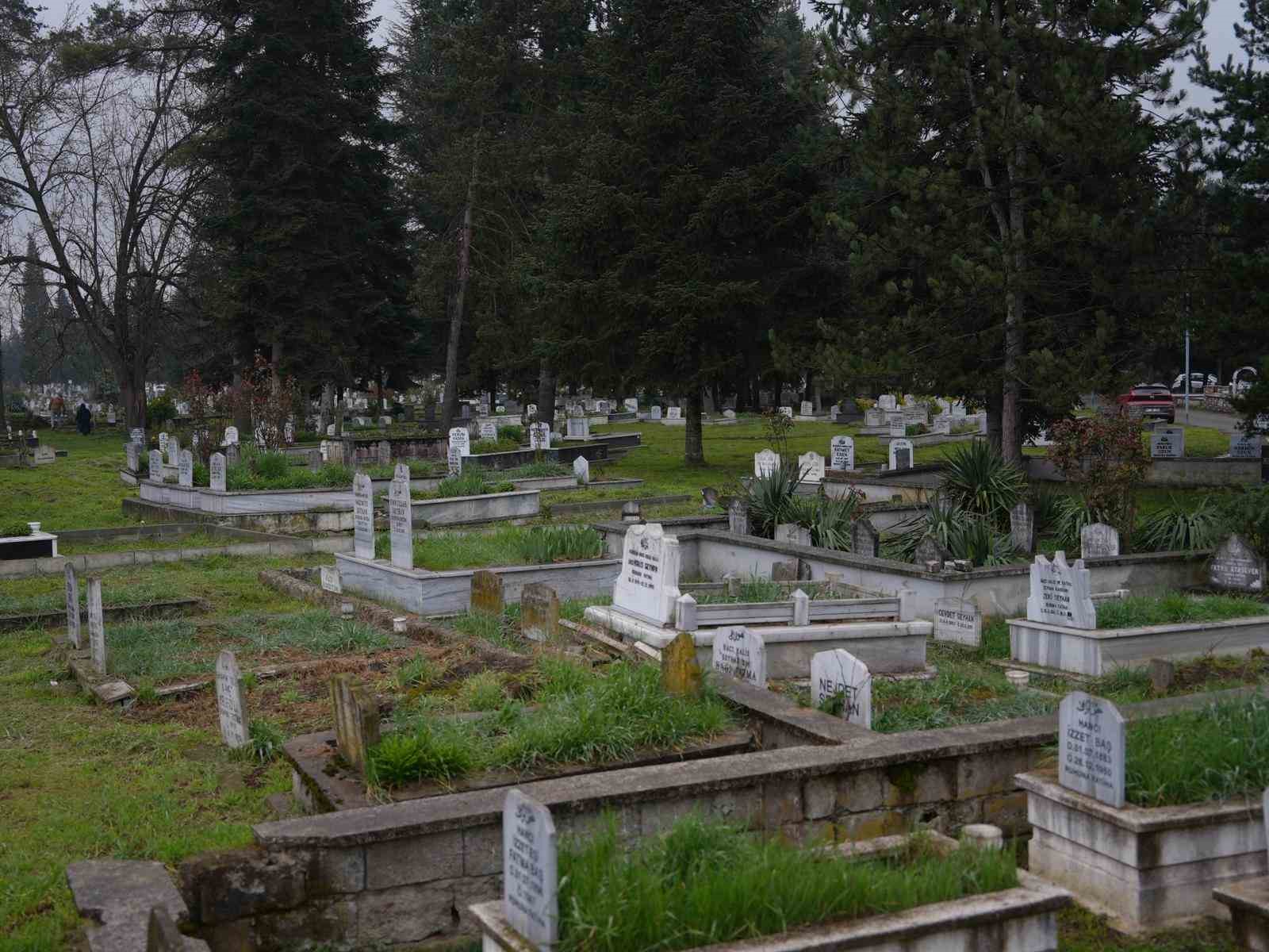 Bayram arifesinde şehir mezarlığında Kur’an tilaveti
