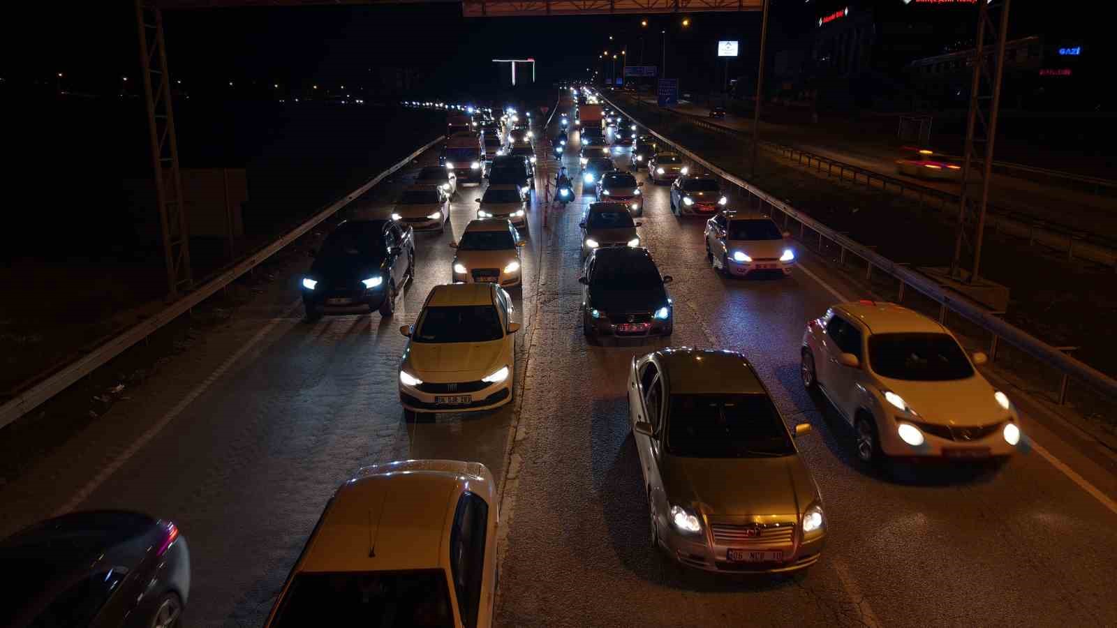 Bayram bitiyor, tatilciler mega kentlere akın ediyor: 43 ilin geçiş noktasında yoğun trafik
