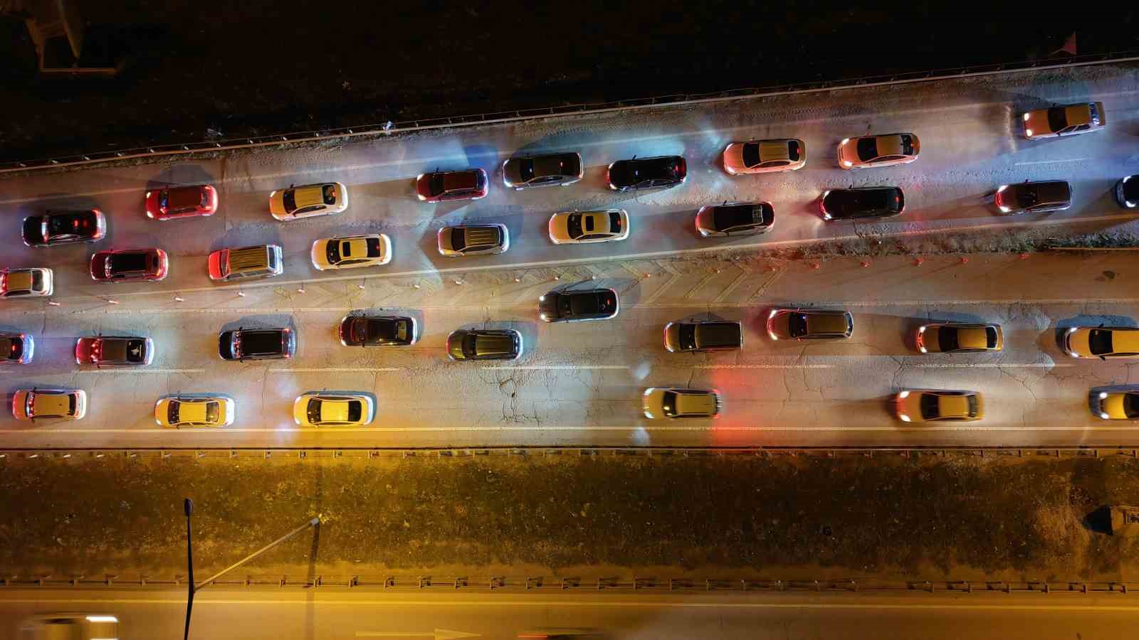 Bayram bitiyor, tatilciler mega kentlere akın ediyor: 43 ilin geçiş noktasında yoğun trafik
