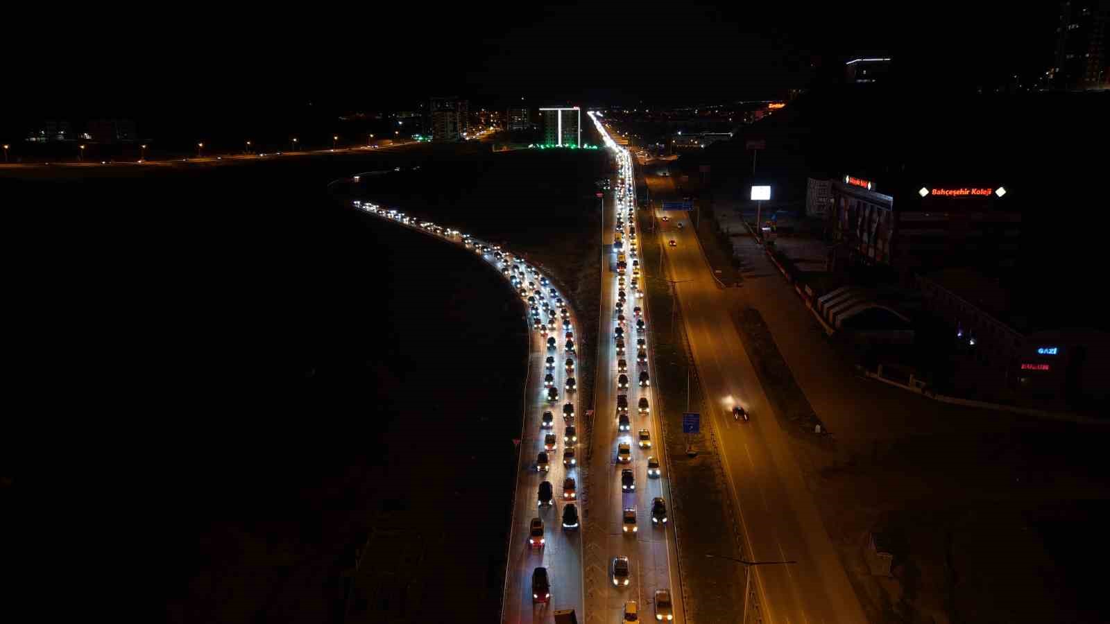 Bayram bitiyor, tatilciler mega kentlere akın ediyor: 43 ilin geçiş noktasında yoğun trafik
